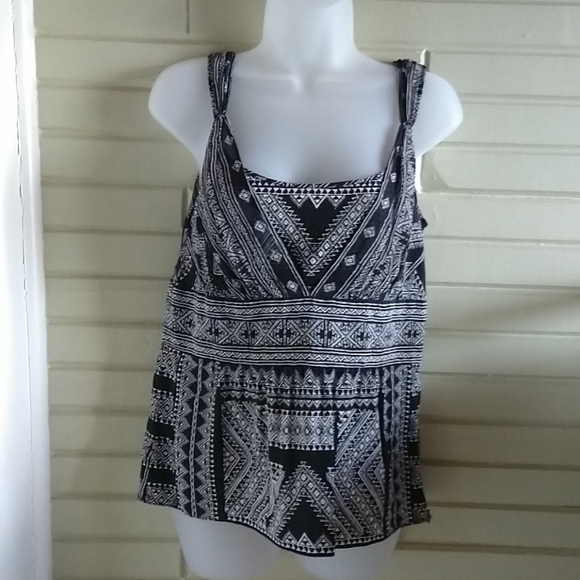 Black and White tank - Picture 1 of 2
